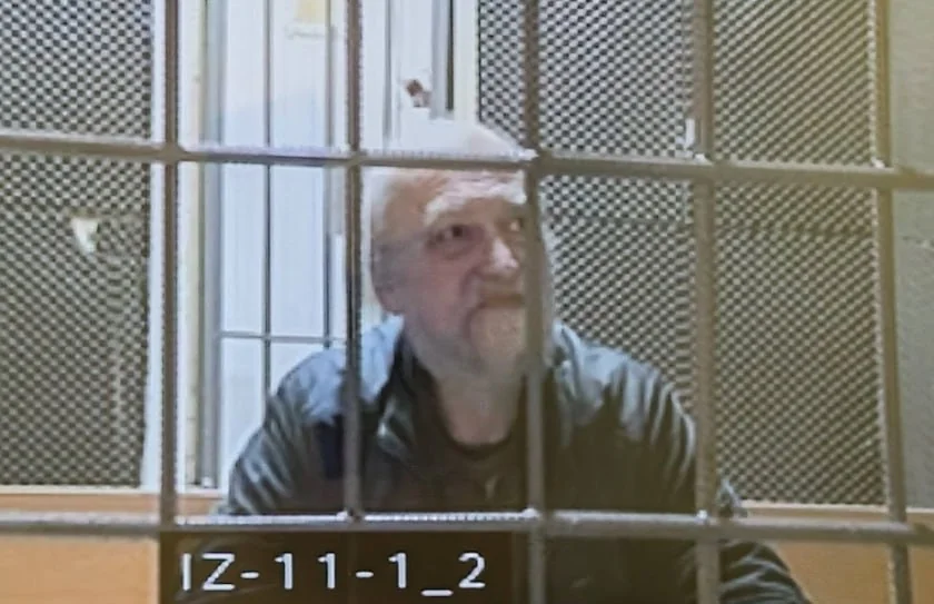 Александр Скобов за металлической решёткой во время апелляции, 23 июня 2025 года.