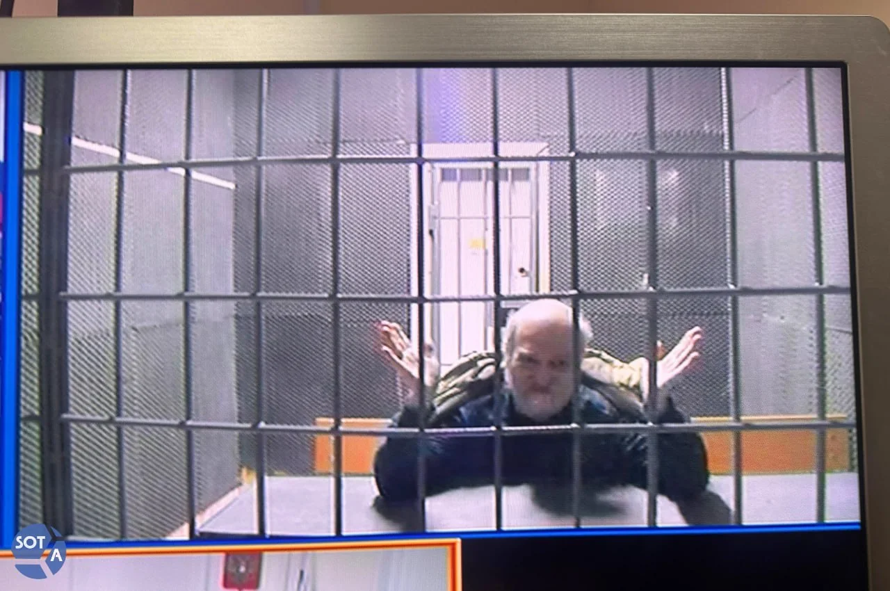 Александр Скобов на экране видеосвязи за решёткой, 13 декабря 2024 года.