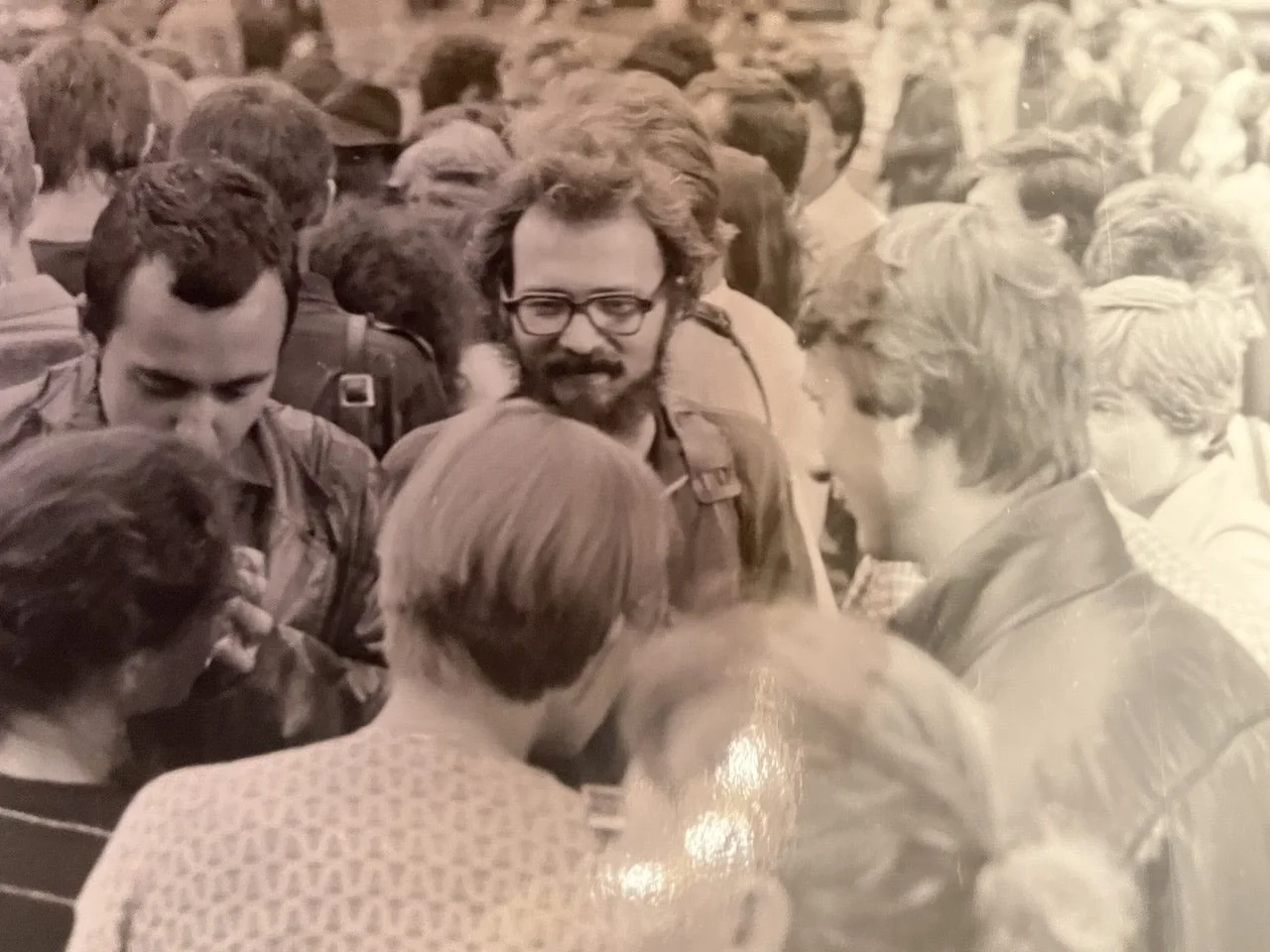 Александр Скобов стоит среди участников митинга.
